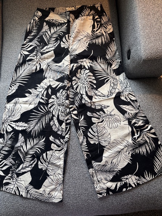 Christian Siriano Pants - Christian Siriano Black and White Tropical-Print Cropped Wide-Leg Pants